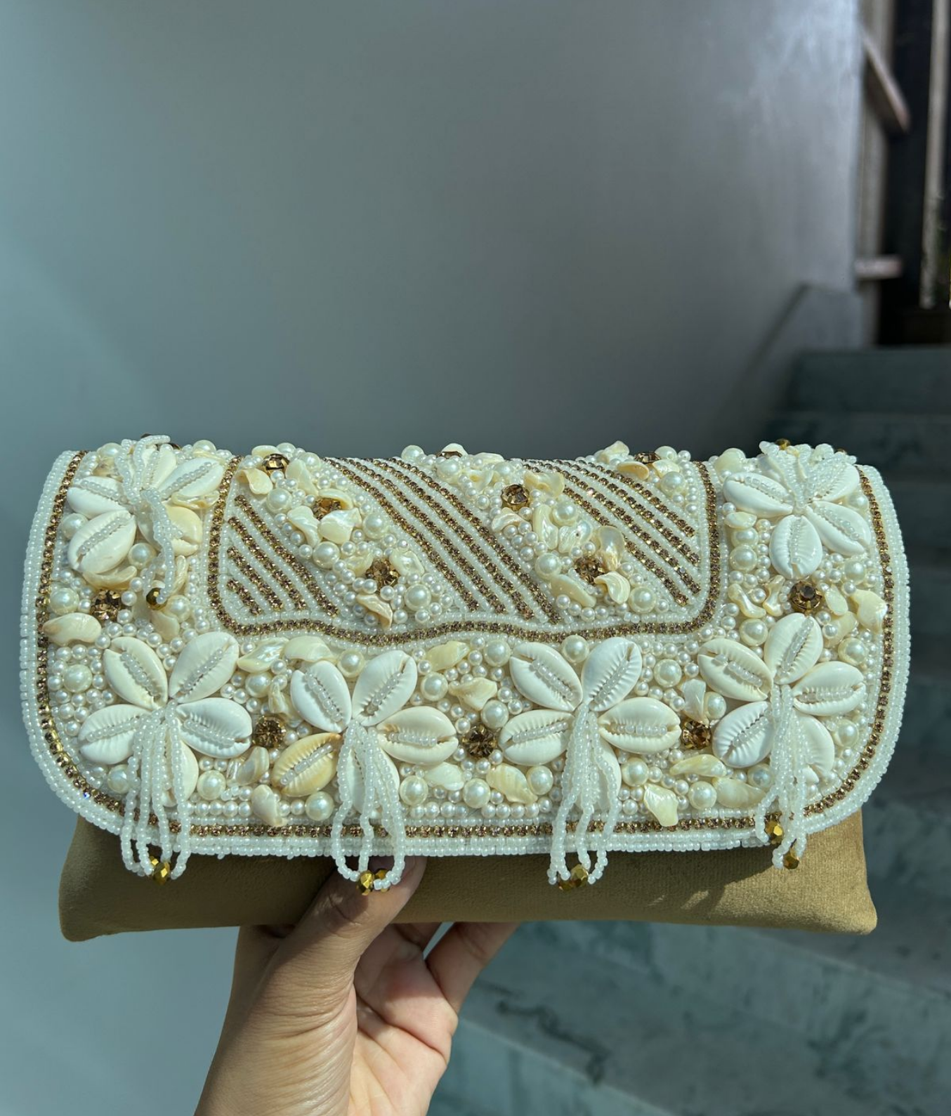 Rich Embroidery Ethnico Purse(2)